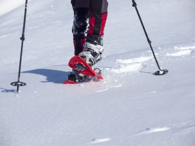 Derin karda yürümek için kar ayakkabıları.