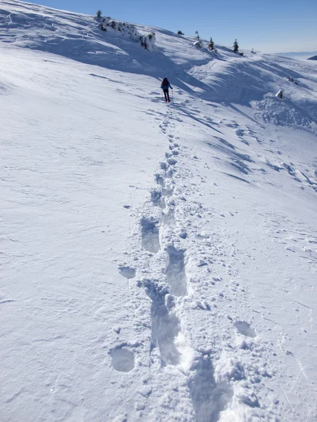 El hombre en las montañas está en un camino difícil . — Foto de Stock