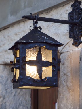 Tarihi bir binanın cephesinde ağırlığında bir eski lamba.