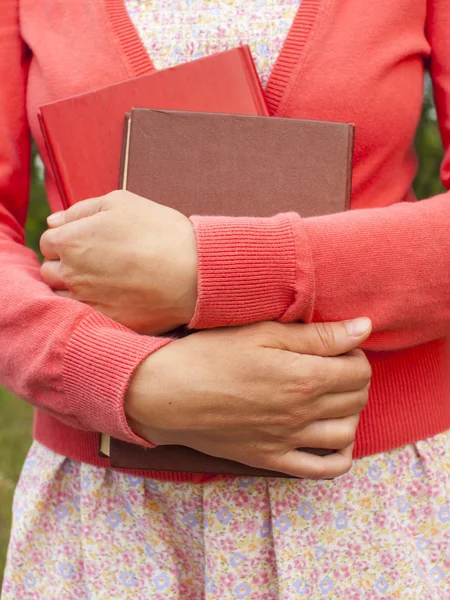 A mulher tem dois livros. . — Fotografia de Stock