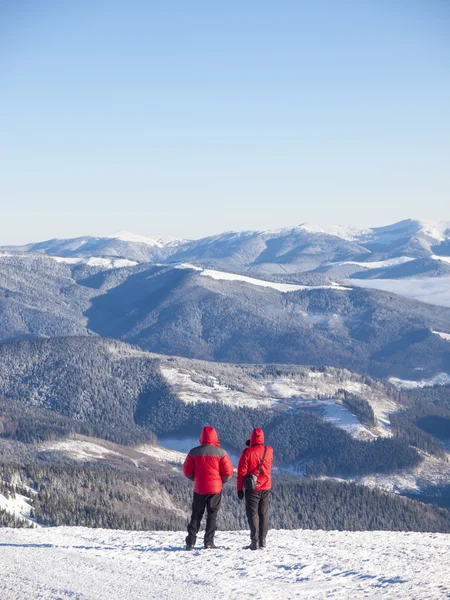 Uomini in montagna in attesa . — Foto Stock