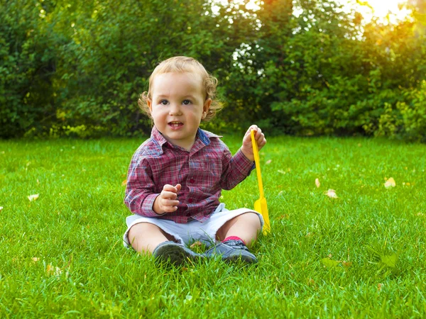 Liten pojke leker med en paddel. — Stockfoto