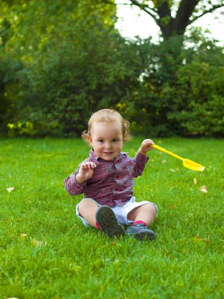 Mały chłopiec bawi się wiosła. — Zdjęcie stockowe