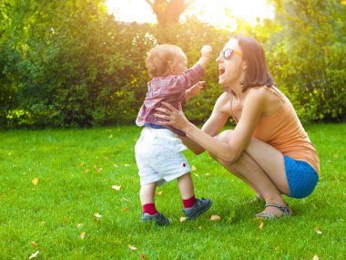 Küçük çocuk anne doğa ile oynamak.