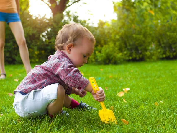 Liten pojke leker med Moder natur. — Stockfoto