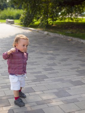 Bir bebek yürümeyi öğrenir.