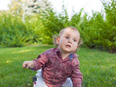 Bir bebek yürümeyi öğrenir.