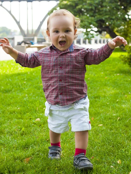 Een kind leert om te lopen. — Stockfoto