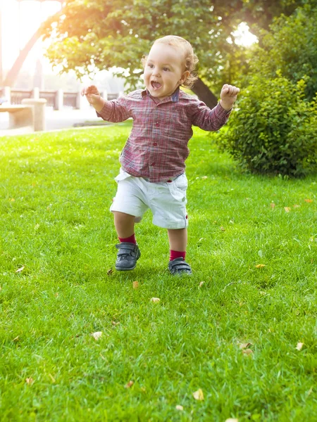 Ett barn lär sig att gå. — Stockfoto