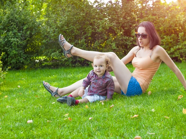 Kleiner Junge spielt mit Mutter Natur. — Stockfoto