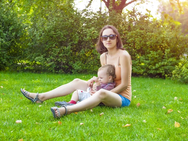 Kleiner Junge spielt mit Mutter Natur. — Stockfoto