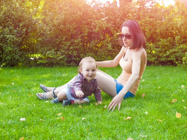 Kleiner Junge spielt mit Mutter Natur. — Stockfoto