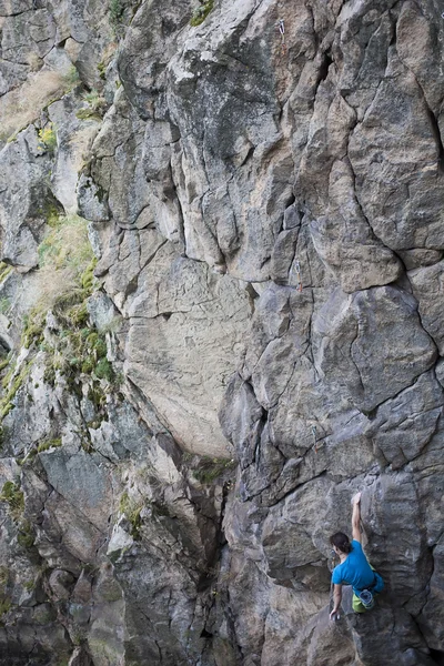 Young woman with rope climbs on the rock. — Stock Photo, Image