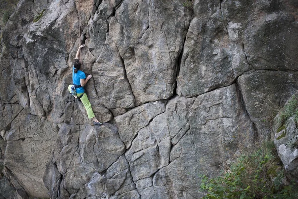 Jonge vrouw met touw klimt op de rots. — Stockfoto