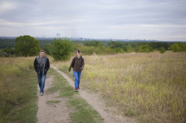 Kız doğada bir arkadaşıyla yürüyüş.