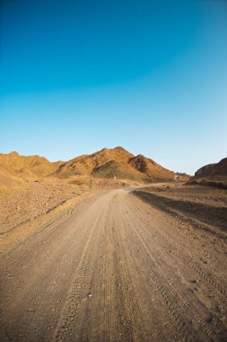 Kuru çöl vadisi manzarası. Çölde yolculuk. Eilat. İsrail.