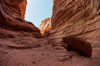 Eilat yakınlarındaki Gai Avud Kanyonu, İsrail Çölü boyunca seyahat edin. Doğal eğlence. İsrail 'de turizm ve seyahat.