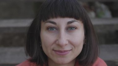 Gülümseyen ve kameraya bakan muhteşem beyaz bir kadının yakın plan portresi. Kız portresi.