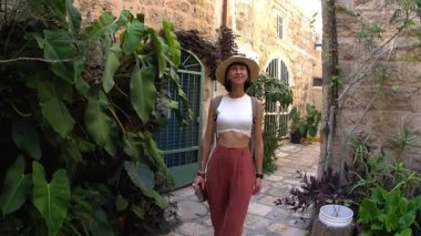 Şehirde bir kız dolaşıyor ve bazı işaretler taşıyor. Bir kız seyahat eder ve blogu için içerik çeker. Kameralı bir turist..