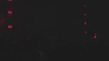 Açık hava festivalinde canlı müzik konserinde alkışlayan ve el sallayan insanların siluetleri. Hayranlar en sevdikleri grubu alkışlıyorlar. Şey...