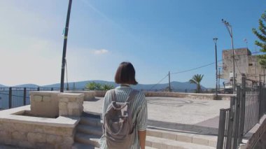 Genç bir kadın Safed sokaklarında dolaşıp, İsrail 'in manzarasını seyrediyor. İsrail 'de seyahat. Seyahat ve macera.