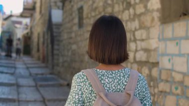 Genç bir kadın Safed sokaklarında dolaşıp, İsrail 'in manzarasını seyrediyor. İsrail 'de seyahat. Seyahat ve macera.