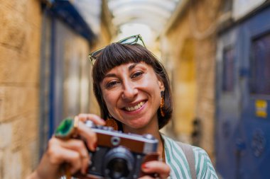 Kameralı bir kadın fotoğrafçı. Genç bir fotoğrafçı fotoğraf çekmekten hoşlanır. Arap ülkelerine seyahat. Seyahat ve tatil.