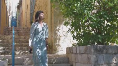 Genç bir kadın Safed sokaklarında dolaşıp, İsrail 'in manzarasını seyrediyor. İsrail 'de seyahat. Seyahat ve macera.