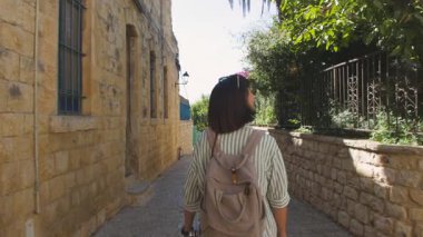 Genç bir kadın Safed sokaklarında dolaşıp, İsrail 'in manzarasını seyrediyor. İsrail 'de seyahat. Seyahat ve macera.