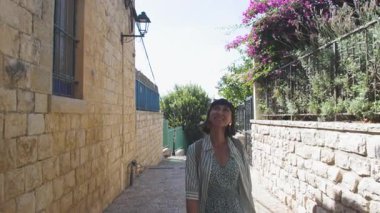 Genç bir kadın Safed sokaklarında dolaşıp, İsrail 'in manzarasını seyrediyor. İsrail 'de seyahat. Seyahat ve macera.
