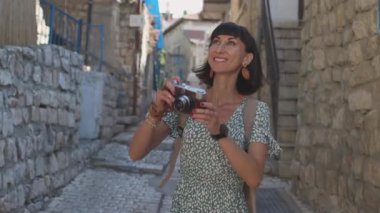 Elinde kamera olan bir kız eski şehrin sokaklarında dolaşıyor. Genç fotoğrafçı fotoğrafçılık ve seyahat konusunda tutkuludur.