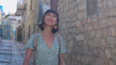 Elinde kamera olan bir kız eski şehrin sokaklarında dolaşıyor. Genç fotoğrafçı fotoğrafçılık ve seyahat konusunda tutkuludur.