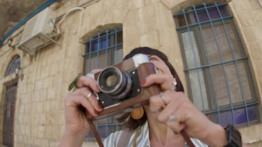 Elinde kamera olan bir kız eski şehrin sokaklarında dolaşıyor. Genç fotoğrafçı fotoğrafçılık ve seyahat konusunda tutkuludur.