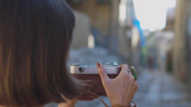 Bir turist şehir simgelerinin fotoğraflarını çeker. Bir blog ve sosyal medya için içerik oluşturuluyor. Seyahat ve macera.