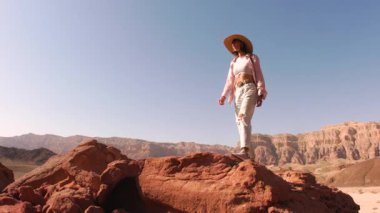 Sırt çantalı genç bir turist çölde yolculuğun tadını çıkarıyor. Sırt çantalı kız..