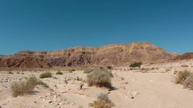 Çöldeki dağlar. Timna Ulusal Parkı 'nın güzel ve renkli çölünün manzarası. İsrail. Seyahat ve macera.