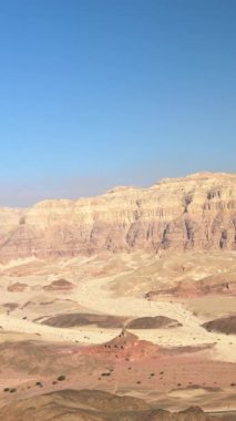 Dikey çekim. Çöl dağı manzarası. Güney İsrail 'deki Timna Ulusal Parkı' nın renkli çölü manzarası. Seyahat ve