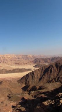 Dikey çekim. Çöl manzarası. İsrail 'in güneyindeki Timna Ulusal Parkı' nın güzel ve renkli çölü manzarası. Seyahat