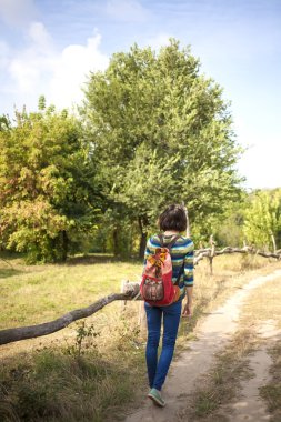 Yalnız seyahat sırt çantası ile kız.