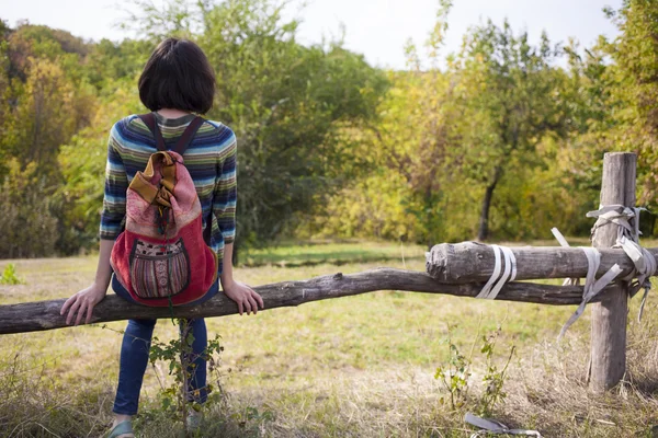 La chica con la mochila descansando en el bosque . — Foto de Stock