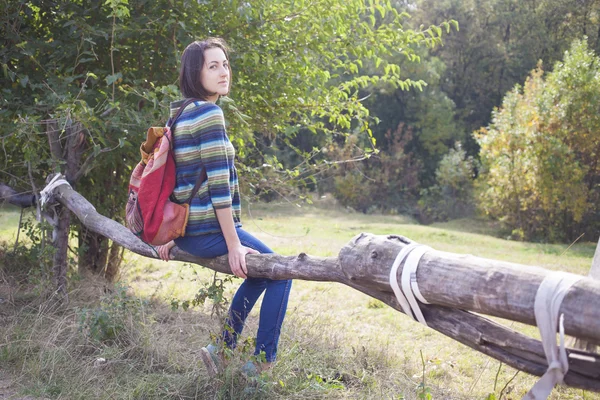 A lány-val a backpack meg meditál, az erdő. — Stock Fotó