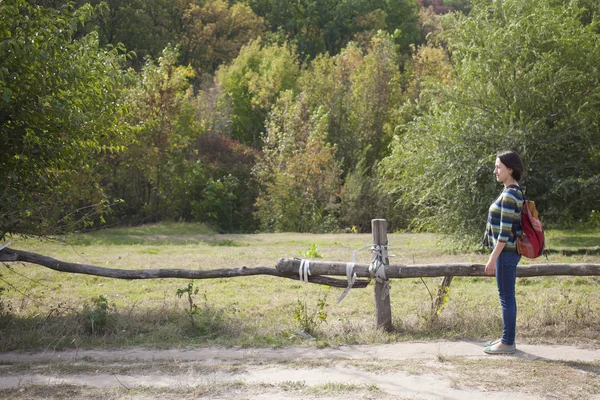 Chica caminando en el bosque . — Foto de Stock