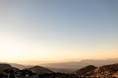 Köyü, dağları ve yeşilliği olan bir plato manzarası. Antalya, Türkiye. Dağlardaki köy..