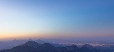 Antalya 'nın ve denizin yukarıdan görünüşü. Türkiye 'de popüler bir turizm şehri. Türkiye 'deki dağlar.