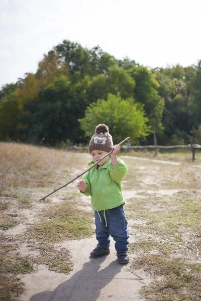 En pojke med en pinne. — Stockfoto