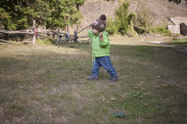 Um rapaz com um pau . — Fotografia de Stock