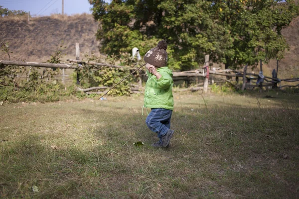 Um rapaz com um pau . — Fotografia de Stock