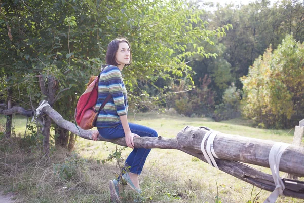 A lány-val a backpack meg meditál, az erdő. — Stock Fotó