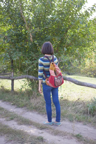 Chica caminando en el bosque . — Foto de Stock