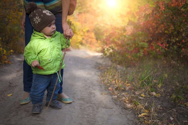 Madre camina con el niño . — Foto de Stock